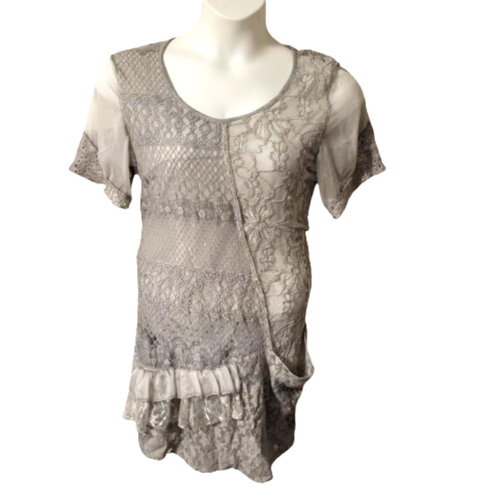 Beautiful ladies lace vintage style shirt size medium in beige color lace